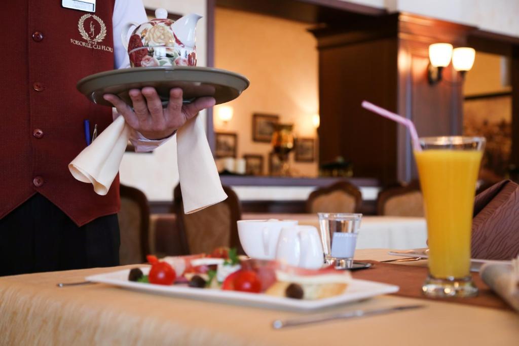 Hotel Foisorul Cu Flori シナヤ エクステリア 写真